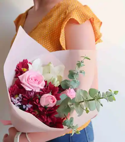 rosas y lili  - Arreglo de flores a domicilio 1