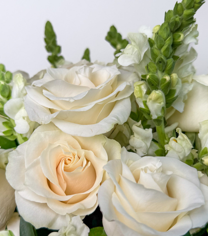florero con rosas blancas - floreria suspiros 4