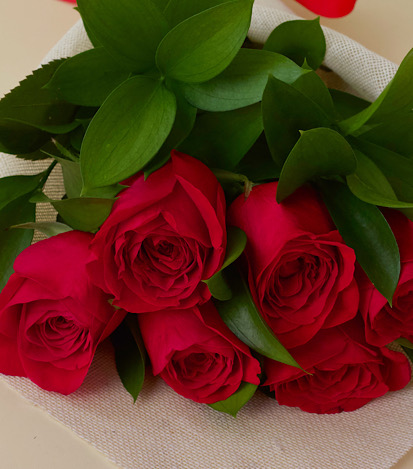  6 rosas y follaje elegante - Flores a Domicilio 1